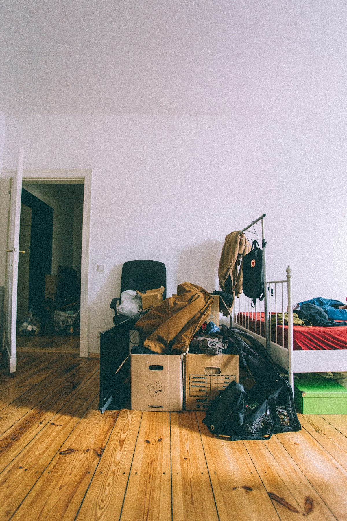 Move-out cleaning of an empty Calgary suite